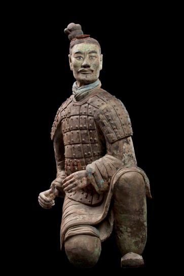 Armored kneeling archer, Qin dynasty (221–206 BCE). China. Terracotta. Excavated from Pit 2, Qin Shihuang tomb complex, 1977. Qin Shihuang Terracotta Warriors and Horses Museum, Shaanxi.